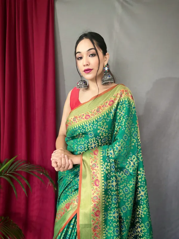 Green_Pure_Bandhej_Patola_Silk_Sarees_with_Minakari_Work_With_Blouse_Piece_Attached
